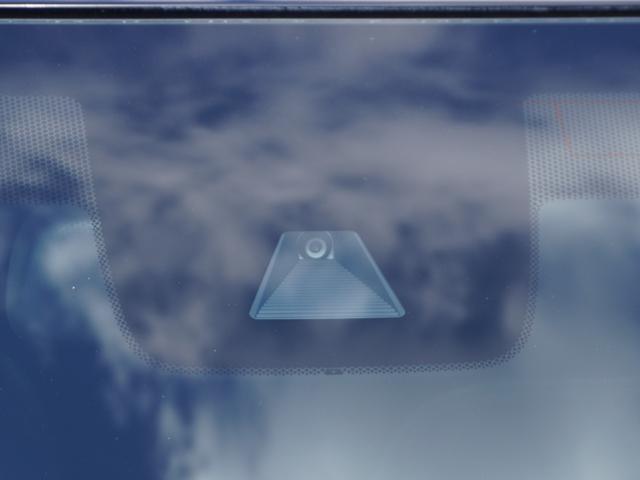 【ホンダセンシング】「ミリ波レーダー」と「単眼カメラ」の異なる特性を持つ２つのセンサーなどにより、安心・快適な運転を支援します。