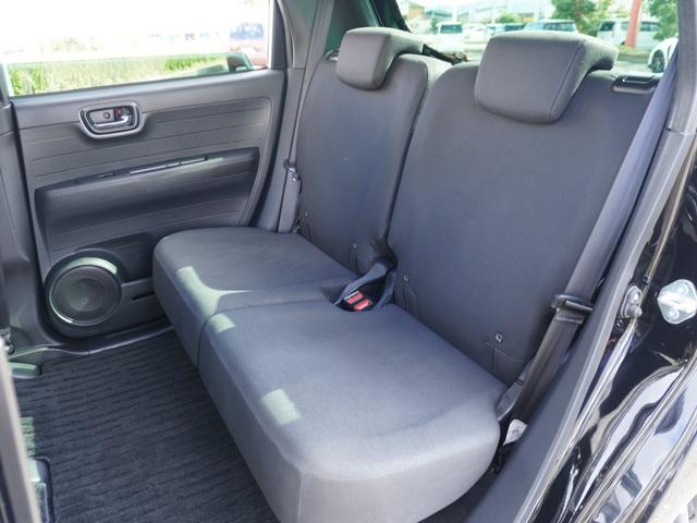 【リアシート】リアシートもゆったり快適に座っていただけますので、後部座席にお乗りの大切な方も楽しくドライブに参加していただけます。もちろんチャイルドシートの取り付けも可能です。