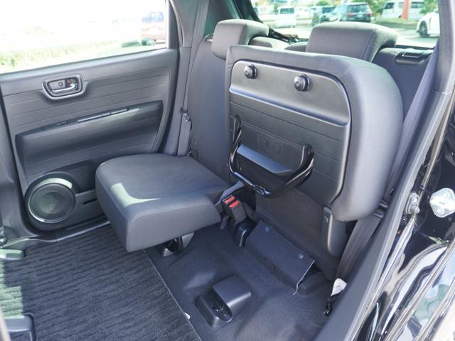 【チップアップシート】後席座面を左右分割で跳ね上げることができます。トランクで積載できない背の高い荷物をラクラク収納できます。ホンダ車ならではの人気装備です。