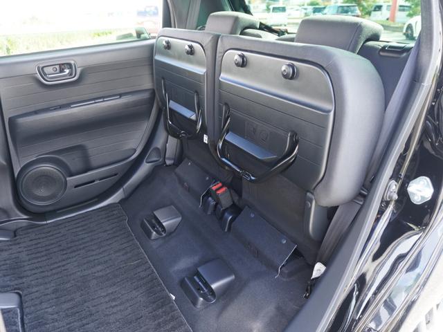 【チップアップシート】後席座面を左右分割で跳ね上げることができます。トランクで積載できない背の高い荷物をラクラク収納できます。ホンダ車ならではの人気装備です。