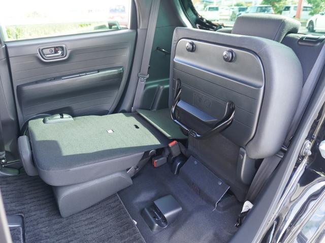 【多彩なシートアレンジ】リアシートを片側倒すと長物も運べます。お近くのホンダカーズ総社までお越しください。