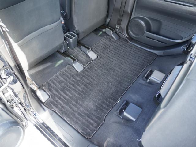 【フロアマット】フロアマットもキレイな状態となっております。ご納車前にも徹底的に洗浄・掃除した後ご納車させていただきます。お近くのホンダカーズ総社までお越しください。