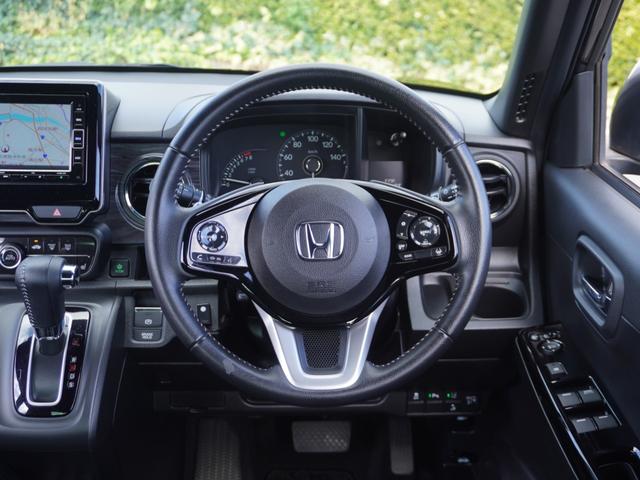 【清潔感漂うステアリング周り】ステアリングの擦れ、汚れなどございません。清掃も細部まで行き届いております。