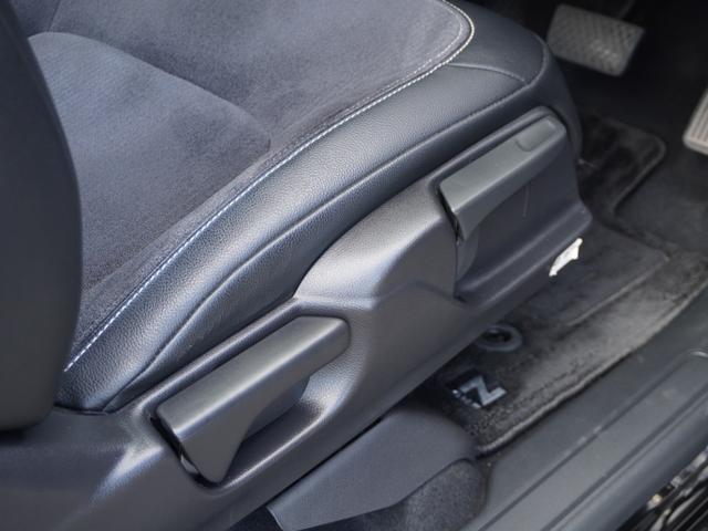 【運転席シートリフター】運転席シートリフターで座面を上下に上げ下げできます。運転しても疲れにくい姿勢に調整できます。