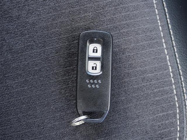 【スマートキー】鍵を持っているボタンを押すだけでエンジン始動。ドアの施錠もボタンを押すだけ。鍵は無くさない様にポケットに入れたまま。