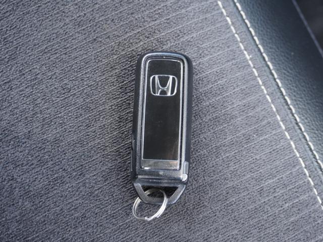 【スマートキー】鍵を持っているボタンを押すだけでエンジン始動。ドアの施錠もボタンを押すだけ。鍵は無くさない様にポケットに入れたまま。