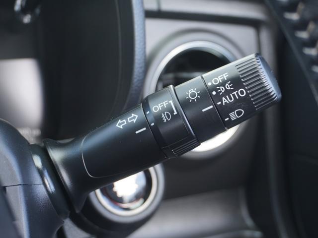 【オートライト】周囲の明るさに応じて自動でヘッドライトの点灯・消灯ができる機能です。ライトの付け忘れ・消し忘れなどが無くなり、雨の日や夕方の走行も安心。トンネル通過時も便利です