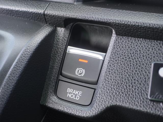 【オートブレーキホールド】信号待ちや渋滞で停車時にブレーキから足を離しても、停止状態を保持してくれます。前進するときはアクセルを踏めば自動で解除されるので安心