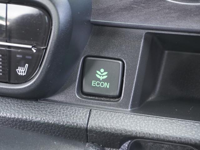 ◆ＥＣＯＮスイッチ（ＥＣＯＮモード）◆エンジンやエアコンといった、クルマ全体の動きを燃費優先で自動制御するＥＣＯＮモード。空調など快適性を優先したいときは、スイッチを押してＯＦＦにできます。