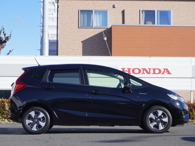 フィットハイブリッド Ｌパッケージ　ワンオーナー　禁煙車　衝突被害軽減ブレーキ　ホンダ純正ナビ　バックカメラ　ＥＴＣ　クルーズコントロール　フルセグＴＶ　スマートキー　プッシュスタート　ＬＥＤヘッドライト　横滑り防止装置　定期点検記録簿（13枚目）