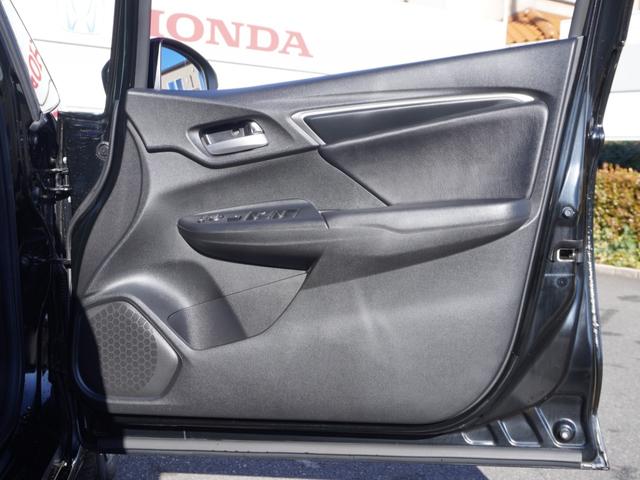 フィットハイブリッド Ｌパッケージ　ワンオーナー　禁煙車　衝突被害軽減ブレーキ　ホンダ純正ナビ　バックカメラ　ＥＴＣ　クルーズコントロール　フルセグＴＶ　スマートキー　プッシュスタート　ＬＥＤヘッドライト　横滑り防止装置　定期点検記録簿（66枚目）