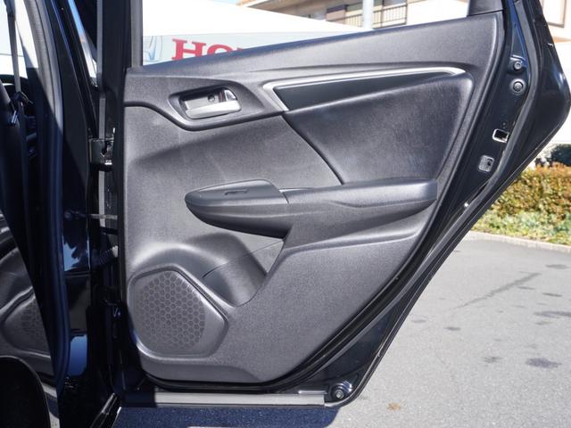 フィットハイブリッド Ｌパッケージ　ワンオーナー　禁煙車　衝突被害軽減ブレーキ　ホンダ純正ナビ　バックカメラ　ＥＴＣ　クルーズコントロール　フルセグＴＶ　スマートキー　プッシュスタート　ＬＥＤヘッドライト　横滑り防止装置　定期点検記録簿（67枚目）