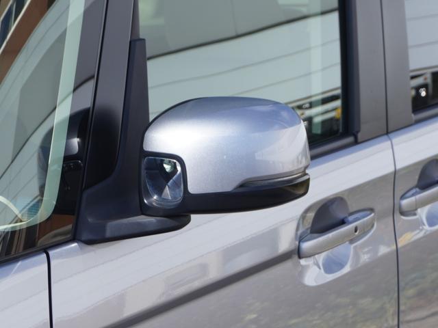 �y�h�A�~���[�E�C���J�[�z�h�A�~���[�ɃE�C���J�[�𑕔����Ă��܂��B�Ό��ԂɎ��g�̐i�s���������}�����S�ɉ^�]�ł��܂��B