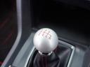 高剛性６速マニュアルトランスミッションが、シフトチェンジが小気味よく決まるダイレクトな操作感を実現する。アルミ削り出しのシフトノブは握りやすいティアドロップ形。