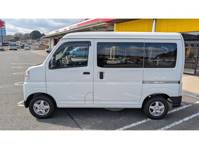 ハイゼットカーゴ ＤＸ　４ＷＤ　禁煙車　カーナビ　ＥＴＣ　スマートアシスト３　オートハイビーム　横滑り装置　キーレスエントリー　パワーウインド　リヤヒーター　オーバーヘッドシェルフ　Ｂｌｕｅｔｏｏｔｈ対応付き（7枚目）