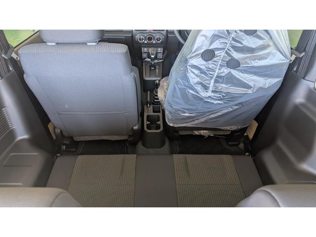 ジムニー XC 4WD XCターボ 登録届出済み未使用車 ディアルブレーキサポート ブレーキホールド LEDヘッドランプ シートヒーター 本革巻きステアリング プッシュスタート スマートキー 16インチアルミホイル付(56枚目)