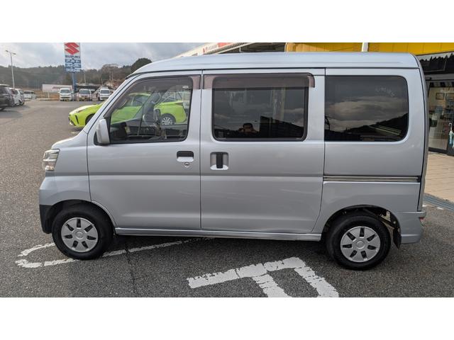 ハイゼットカーゴ クルーズ　４ＷＤ　カーナビ　衝突軽減ブレーキ　オートハイビーム　横滑り防止装置　オーバーヘッドシェルフ　電動格納ミラー　キーレスエントリー　パワーウインド　アイドリングストップ　ライトレベリング付き（9枚目）