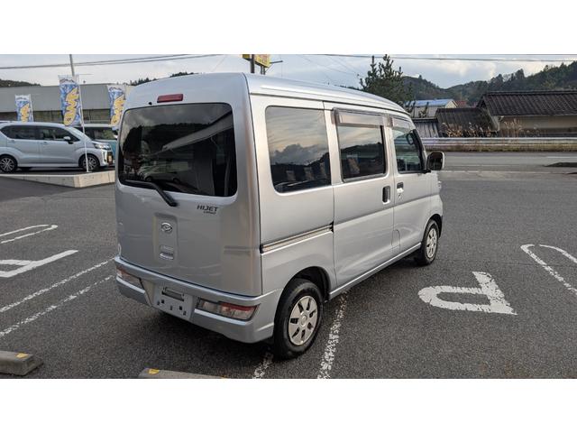 ハイゼットカーゴ クルーズ　４ＷＤ　カーナビ　衝突軽減ブレーキ　オートハイビーム　横滑り防止装置　オーバーヘッドシェルフ　電動格納ミラー　キーレスエントリー　パワーウインド　アイドリングストップ　ライトレベリング付き（12枚目）