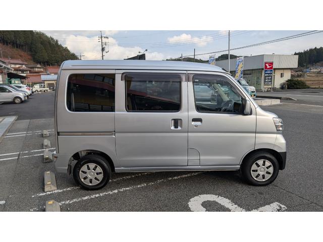 ハイゼットカーゴ クルーズ　４ＷＤ　カーナビ　衝突軽減ブレーキ　オートハイビーム　横滑り防止装置　オーバーヘッドシェルフ　電動格納ミラー　キーレスエントリー　パワーウインド　アイドリングストップ　ライトレベリング付き（13枚目）