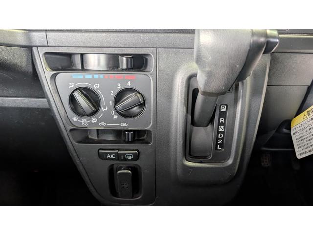 ハイゼットカーゴ クルーズ　４ＷＤ　カーナビ　衝突軽減ブレーキ　オートハイビーム　横滑り防止装置　オーバーヘッドシェルフ　電動格納ミラー　キーレスエントリー　パワーウインド　アイドリングストップ　ライトレベリング付き（28枚目）