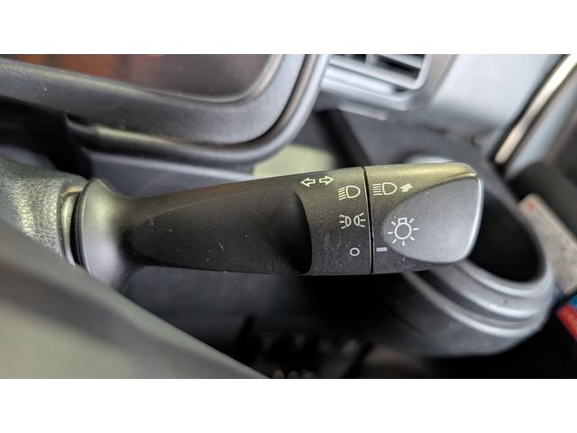 ハイゼットカーゴ クルーズ　４ＷＤ　カーナビ　衝突軽減ブレーキ　オートハイビーム　横滑り防止装置　オーバーヘッドシェルフ　電動格納ミラー　キーレスエントリー　パワーウインド　アイドリングストップ　ライトレベリング付き（32枚目）