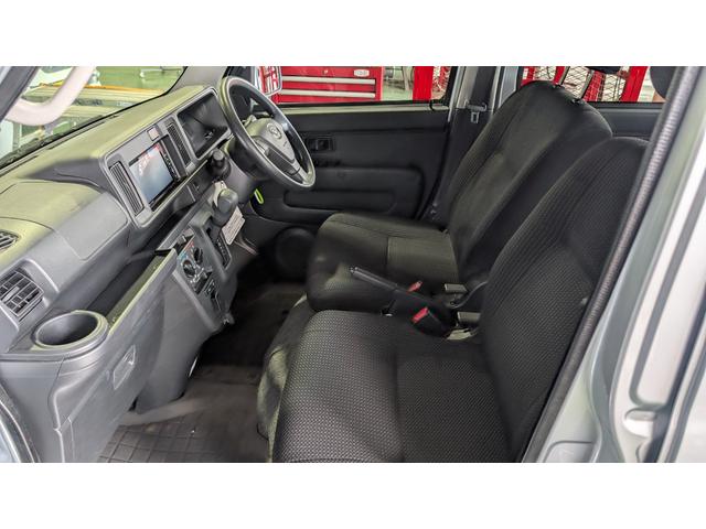 ハイゼットカーゴ クルーズ　４ＷＤ　カーナビ　衝突軽減ブレーキ　オートハイビーム　横滑り防止装置　オーバーヘッドシェルフ　電動格納ミラー　キーレスエントリー　パワーウインド　アイドリングストップ　ライトレベリング付き（46枚目）