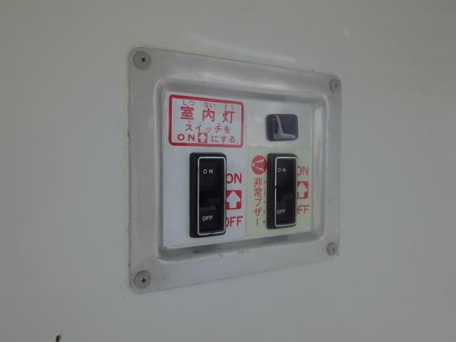 ハイゼットカーゴ 冷蔵冷凍車　禁煙車　－７℃　ＰＳ　ＡＣ　ＡＴ　荷室各扉に冷気逃げ予防カーテン付　タイミングチェーン　ＡＭラジオ（30枚目）