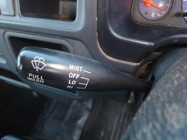 サンバートラック ダンプ 修復無 電動ローダンプ 2駆4駆切替 EL付 5速 PS AC 作業灯 三方開 テールゲートチェーン 運転席エアバック タイベル94,603km時交換 荷台ゴムマット 足元ゴムマット(16枚目)