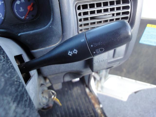 サンバートラック ダンプ 修復無 電動ローダンプ 2駆4駆切替 EL付 5速 PS AC 作業灯 三方開 テールゲートチェーン 運転席エアバック タイベル94,603km時交換 荷台ゴムマット 足元ゴムマット(18枚目)