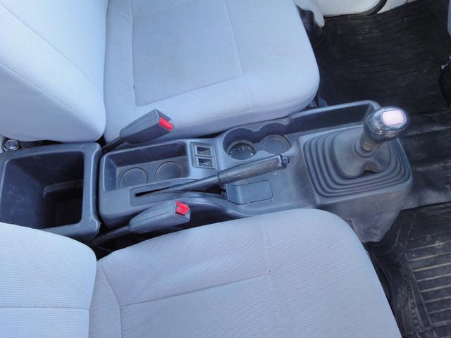 サンバートラック ダンプ 修復無 電動ローダンプ 2駆4駆切替 EL付 5速 PS AC 作業灯 三方開 テールゲートチェーン 運転席エアバック タイベル94,603km時交換 荷台ゴムマット 足元ゴムマット(23枚目)