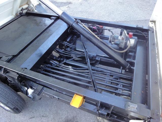 サンバートラック ダンプ 修復無 電動ローダンプ 2駆4駆切替 EL付 5速 PS AC 作業灯 三方開 テールゲートチェーン 運転席エアバック タイベル94,603km時交換 荷台ゴムマット 足元ゴムマット(25枚目)