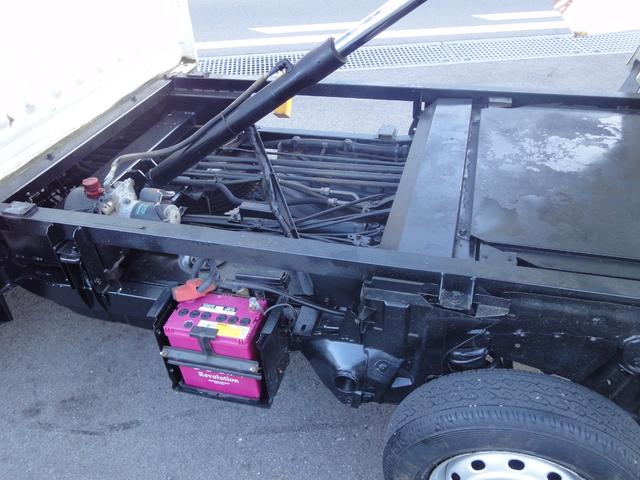 サンバートラック ダンプ 修復無 電動ローダンプ 2駆4駆切替 EL付 5速 PS AC 作業灯 三方開 テールゲートチェーン 運転席エアバック タイベル94,603km時交換 荷台ゴムマット 足元ゴムマット(30枚目)