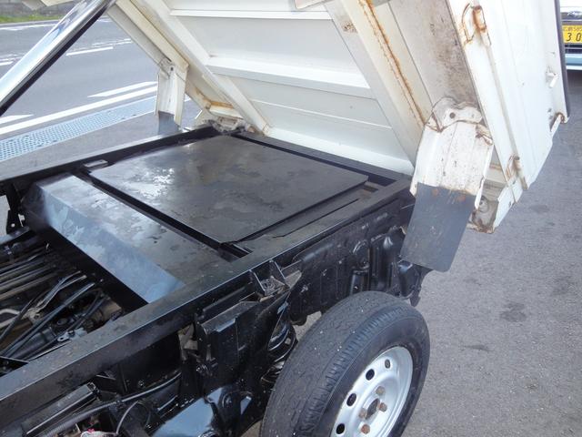 サンバートラック ダンプ 修復無 電動ローダンプ 2駆4駆切替 EL付 5速 PS AC 作業灯 三方開 テールゲートチェーン 運転席エアバック タイベル94,603km時交換 荷台ゴムマット 足元ゴムマット(32枚目)