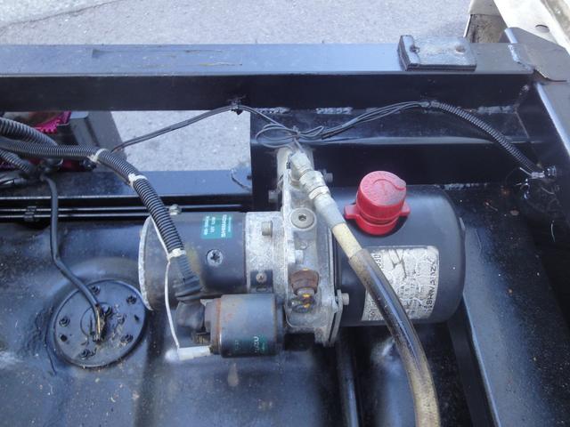 サンバートラック ダンプ 修復無 電動ローダンプ 2駆4駆切替 EL付 5速 PS AC 作業灯 三方開 テールゲートチェーン 運転席エアバック タイベル94,603km時交換 荷台ゴムマット 足元ゴムマット(33枚目)