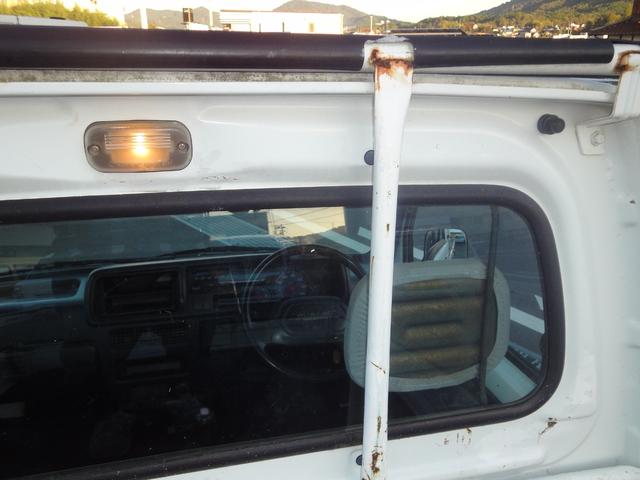 サンバートラック ダンプ 修復無 電動ローダンプ 2駆4駆切替 EL付 5速 PS AC 作業灯 三方開 テールゲートチェーン 運転席エアバック タイベル94,603km時交換 荷台ゴムマット 足元ゴムマット(40枚目)