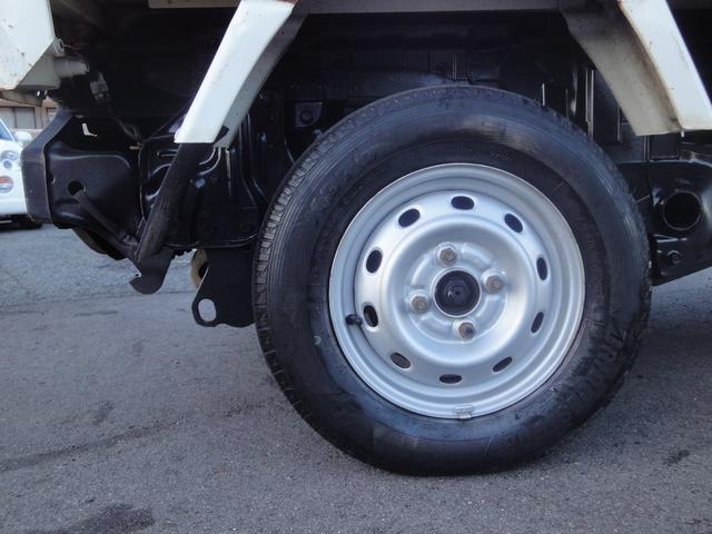 サンバートラック ダンプ 修復無 電動ローダンプ 2駆4駆切替 EL付 5速 PS AC 作業灯 三方開 テールゲートチェーン 運転席エアバック タイベル94,603km時交換 荷台ゴムマット 足元ゴムマット(49枚目)