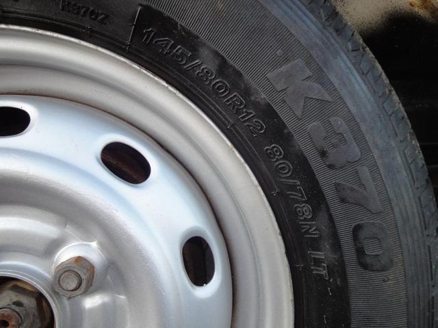 サンバートラック ダンプ 修復無 電動ローダンプ 2駆4駆切替 EL付 5速 PS AC 作業灯 三方開 テールゲートチェーン 運転席エアバック タイベル94,603km時交換 荷台ゴムマット 足元ゴムマット(56枚目)