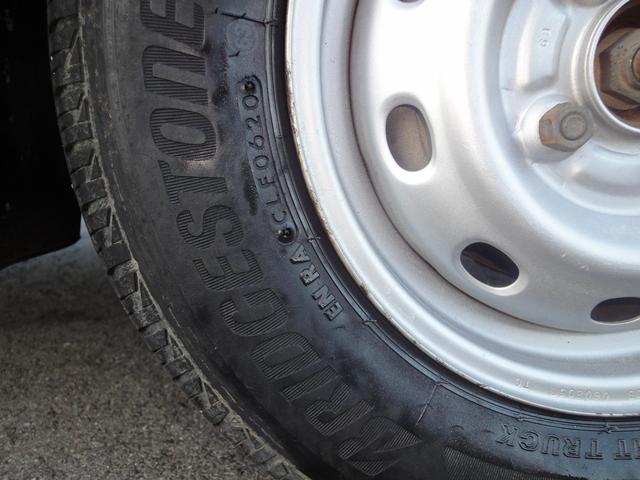 サンバートラック ダンプ 修復無 電動ローダンプ 2駆4駆切替 EL付 5速 PS AC 作業灯 三方開 テールゲートチェーン 運転席エアバック タイベル94,603km時交換 荷台ゴムマット 足元ゴムマット(57枚目)