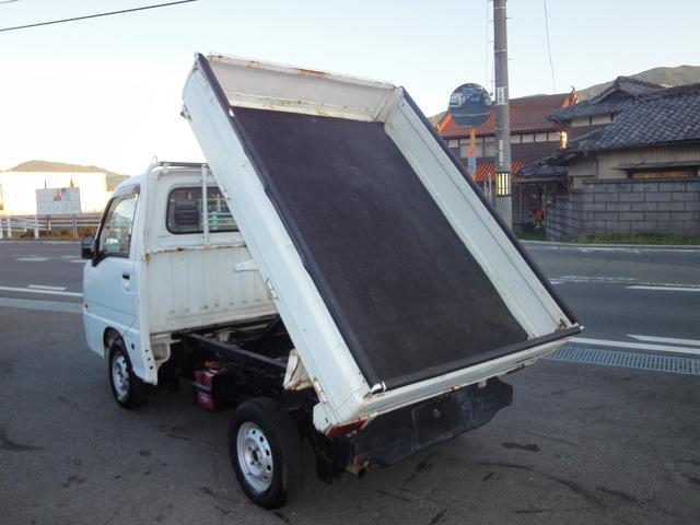 サンバートラック ダンプ 修復無 電動ローダンプ 2駆4駆切替 EL付 5速 PS AC 作業灯 三方開 テールゲートチェーン 運転席エアバック タイベル94,603km時交換 荷台ゴムマット 足元ゴムマット(66枚目)