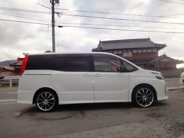 ヴォクシー ＺＳ　ワンオーナ　禁煙　修復無　７人乗り　純正エンジンスターター　アルパインビッグＸ１１　バックモニタ　ＥＴＣ　ヘッドレストモニタ　１９インチ社外アルミ　ウーファ　社外ステアリング　社外テール　室内ＬＥＤ灯（4枚目）