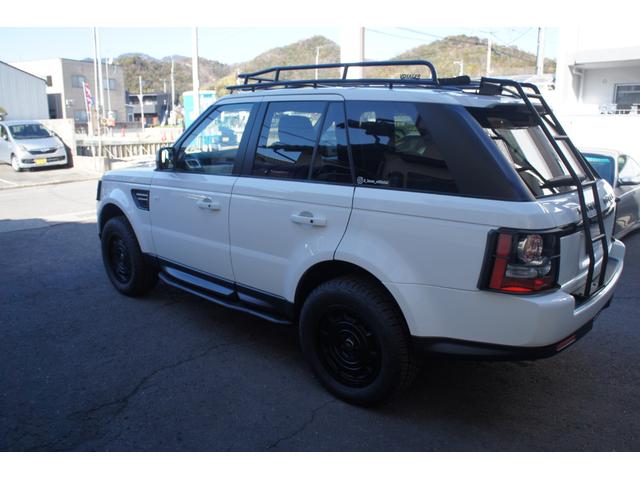 レンジローバースポーツ ５．０　Ｖ８　ルーフラック　リアラダー　サイドステップ　ＬＥＤフォグランプ　サンルーフ　ＥＴＣ　リストアップ　１８インチアルミホイール　パワーテールゲート　シュノーケル　前後ランプガード（12枚目）