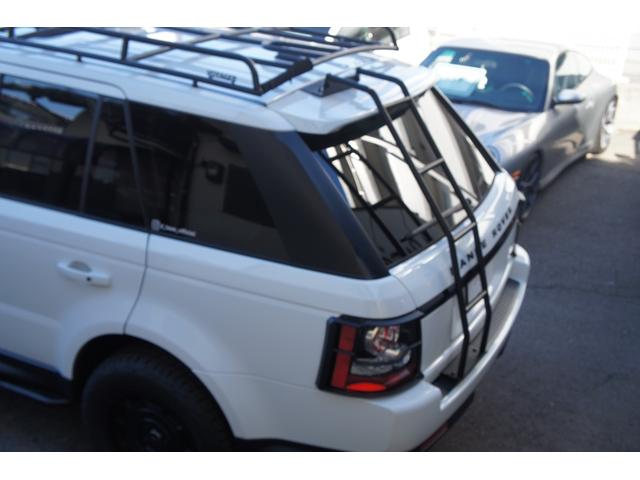 レンジローバースポーツ ５．０　Ｖ８　ルーフラック　リアラダー　サイドステップ　ＬＥＤフォグランプ　サンルーフ　ＥＴＣ　リストアップ　１８インチアルミホイール　パワーテールゲート　シュノーケル　前後ランプガード（29枚目）