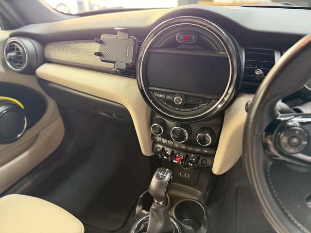 ＭＩＮＩ クーパーＳ　コンバーチブル　オープンカー　ドライブレコーダー　オートクルーズコントロール　オートライト　ＡＴ　スマートキー　シートヒーター　アルミホイール　盗難防止システム　ＡＢＳ　エアコン　パワーステアリング　パワーウィンドウ（5枚目）