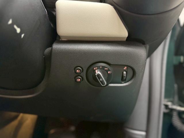ＭＩＮＩ クーパーＳ　コンバーチブル　オープンカー　ドライブレコーダー　オートクルーズコントロール　オートライト　ＡＴ　スマートキー　シートヒーター　アルミホイール　盗難防止システム　ＡＢＳ　エアコン　パワーステアリング　パワーウィンドウ（6枚目）