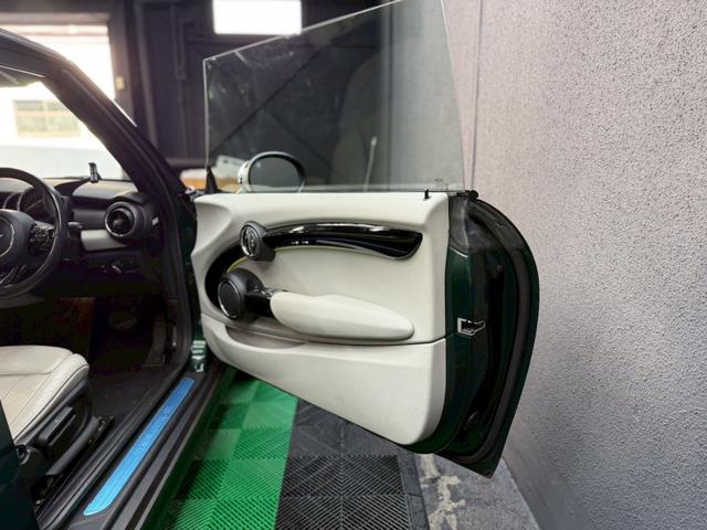 ＭＩＮＩ クーパーＳ　コンバーチブル　オープンカー　ドライブレコーダー　オートクルーズコントロール　オートライト　ＡＴ　スマートキー　シートヒーター　アルミホイール　盗難防止システム　ＡＢＳ　エアコン　パワーステアリング　パワーウィンドウ（19枚目）
