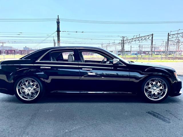 クライスラー・３００ 　車検９年２月　２０インチアルミホイール　レザーシート　バックカメラ　ナビ　ＴＶ　スマートキー・プッシュスタート　ＥＴＣ（25枚目）