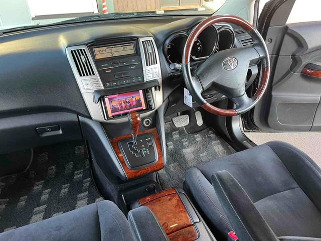 ハリアー 240G Lパッケージアルカンターラセレクション ワンオーナー車 車検9年7月 走行中テレビOK 禁煙車バックカメラ パワーシート TV HID 電動リアゲート アルミホイール キーレスエントリー AT 盗難防止システム 衝突安全ボディ ABS(4枚目)