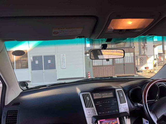 ハリアー 240G Lパッケージアルカンターラセレクション ワンオーナー車 車検9年7月 走行中テレビOK 禁煙車バックカメラ パワーシート TV HID 電動リアゲート アルミホイール キーレスエントリー AT 盗難防止システム 衝突安全ボディ ABS(10枚目)