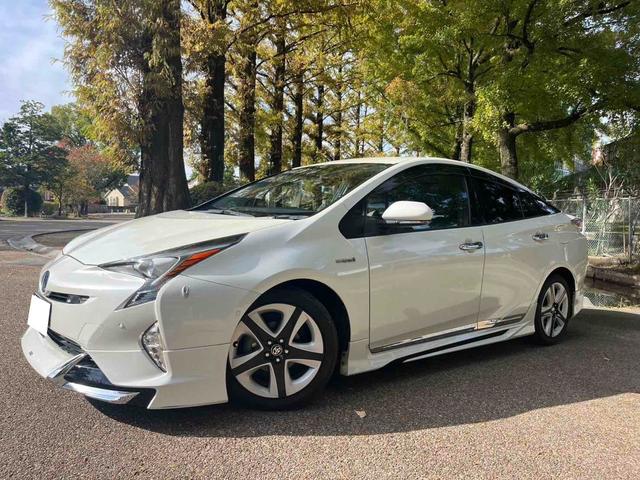 プリウス Ａ　評価点４．５点　モデリスタフルエアロ　９インチＴＶ　ツーリング１７インチアルミ　禁煙車　オートクルーズコントロール　バックカメラ　ＴＶ　アルミホイール　ＬＥＤヘッドランプ　ＣＶＴ　スマートキー（6枚目）