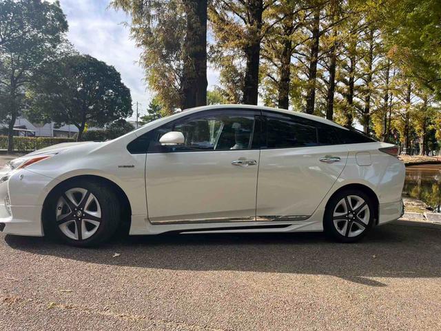 プリウス Ａ　評価点４．５点　モデリスタフルエアロ　９インチＴＶ　ツーリング１７インチアルミ　禁煙車　オートクルーズコントロール　バックカメラ　ＴＶ　アルミホイール　ＬＥＤヘッドランプ　ＣＶＴ　スマートキー（10枚目）